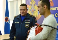 Огнетушитель за три жизни: в МЧС намерены "дополнить" награду мужчине, спасшему троих детей